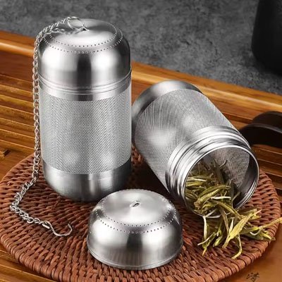 Infuseur thé Élégance Saveur sur napperon et deux autres