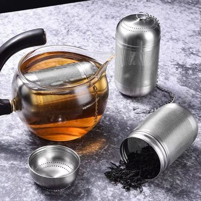 Infuseur thé Élégance Saveur sur table et deux autres