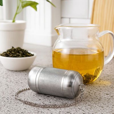 Infuseur thé Élégance Saveur sur table près théière