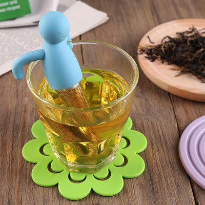 Infuseurs Bonhomme dans un verre sur un sous verre