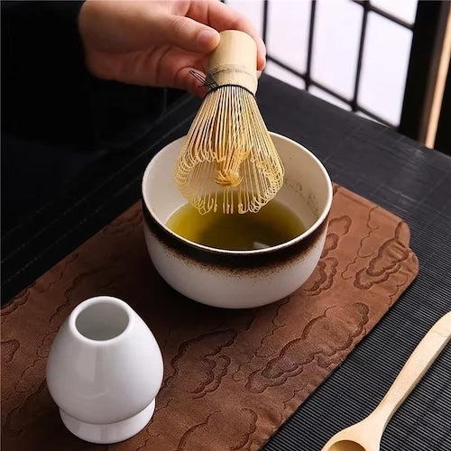 Kit à matcha Cérémonie Japonaise fouet sur un bol de matcha