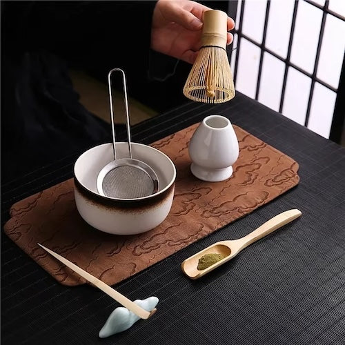 Kit à matcha Cérémonie Japonaise sur un napperon