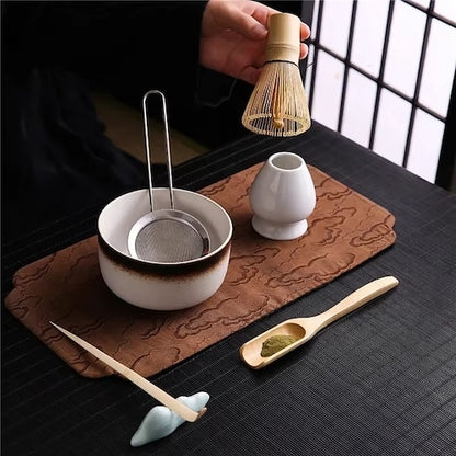 Kit à matcha Cérémonie Japonaise sur un napperon