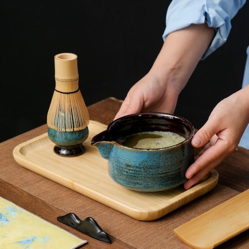Kit de matcha Signature femme prend bol de matcha