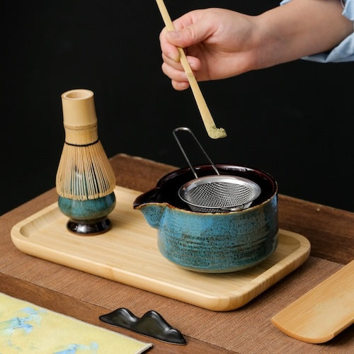Kit de matcha Signature femme dépose matcha dans le tamis