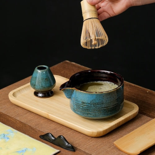 Kit de matcha Signature femme s'apprète à fouetter le matcha