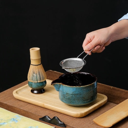 Kit de matcha Signature femme tient le tamis