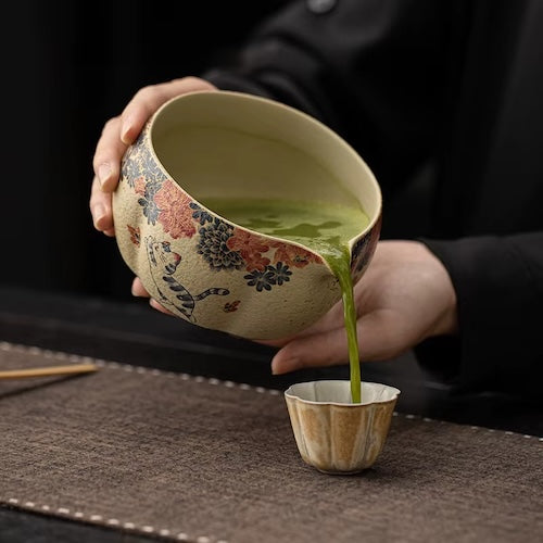 Kit matcha Cérémonie Authentique matcha versé dans une tasse