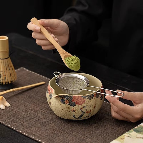 Kit matcha Cérémonie Authentique matcha en poudre versé dans le bol