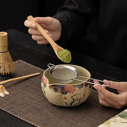Kit matcha Cérémonie Authentique matcha en poudre versé dans le bol