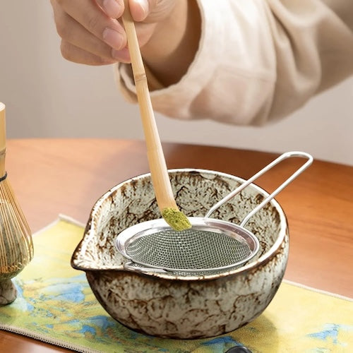 Kit matcha Traditionnel Japonais cuillère verse matcha dans le bol