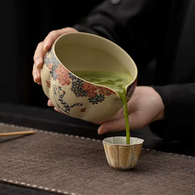 Kit Matcha Cérémonie Authentique matcha versé dans tasse
