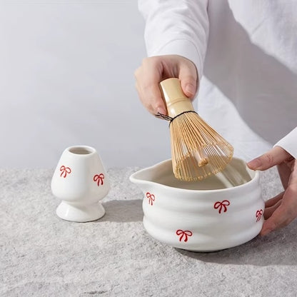 Kit matcha Cérémonie Zen femme tient fouet sur le bol à matcha