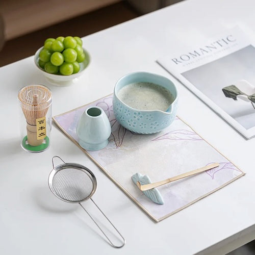 kit pour matcha Fleur Sakura ensemble bleu sur table
