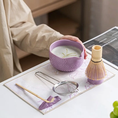 kit pour matcha Fleur Sakura ensemble mauve sur table