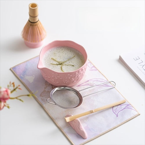 kit pour matcha Fleur Sakura ensemble rose sur une table