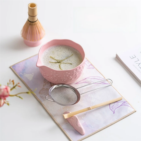 Kit pour matcha Fleur Sakura matcha préparé sur napperon