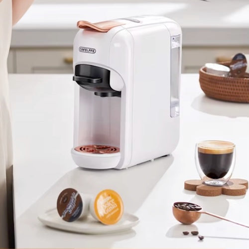 Machine à café à capsule MultiCapsule sur table avec café et capsules