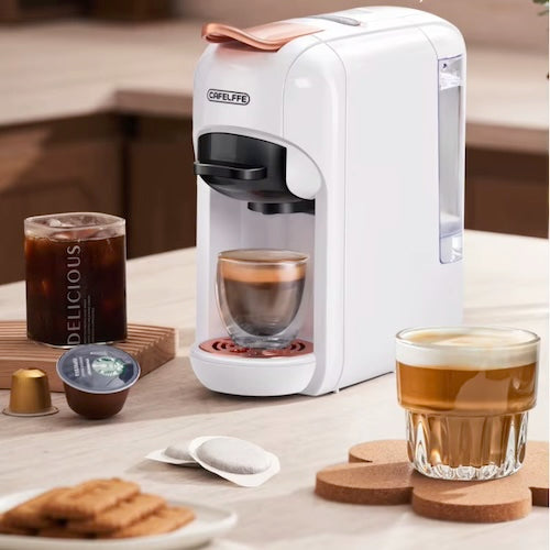 Machine à café à capsule MultiCapsule sur table verse un café