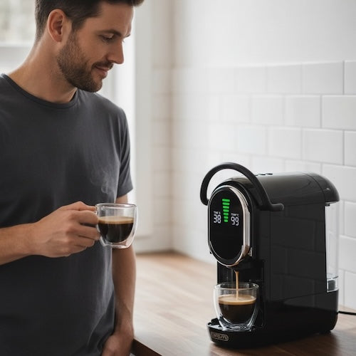 Machine à café dosette Espresso rapide homme regarde la café couler