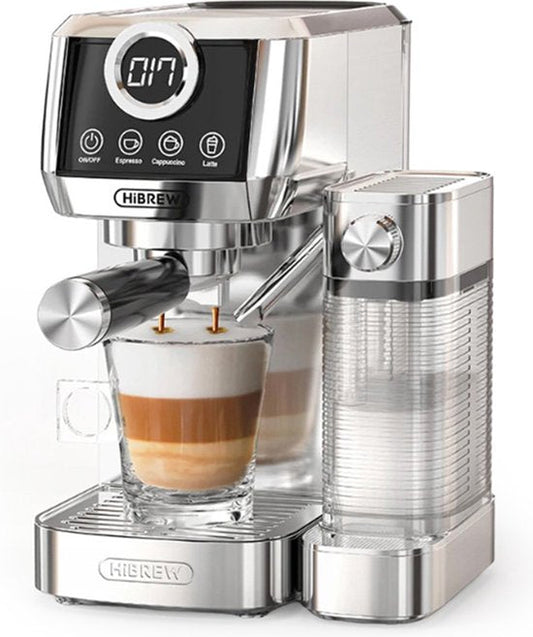 Machine à café et expresso versant un cappuccino