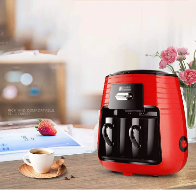 Machine à café grain Compact Morning sur table avec tasse de café