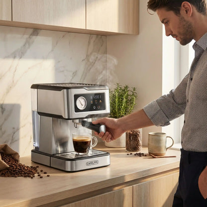 Machine à café italienne - Barista Italienne - homme fait un café