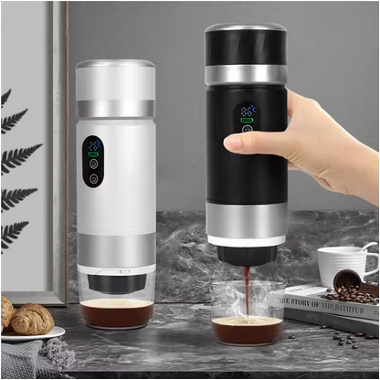 Machine à café nomade  Espresso Pro main tient cafetière qui verse un café