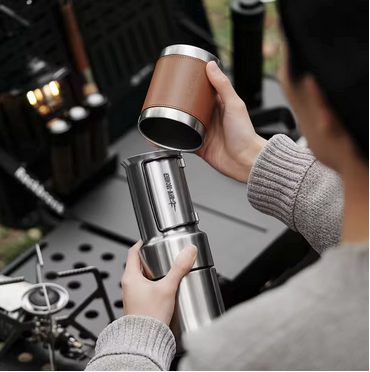 Machine a cafe portable Adventure Compact reçoit tasse comme couvert