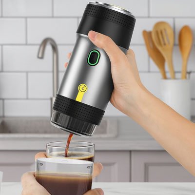 Machine a café portable Barista Express verse café dans une cuisine