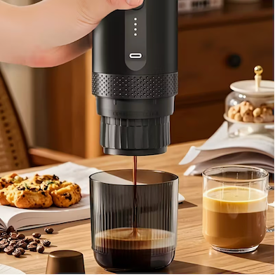 Machine a café Espresso Voyageur verse café dans tasse sur table