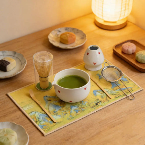 Matcha coffret Héritage sur une table avec cookies