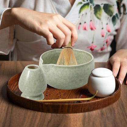 Matcha green tea kit Pause Zen femme tient le fouetdans le bol