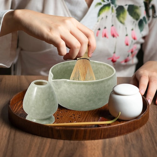 Matcha green tea kit Pause Zen femme tient le fouetdans le bol