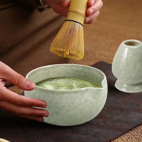 Matcha green tea kit Pause Zen femme tient le fouet au dessus du bol