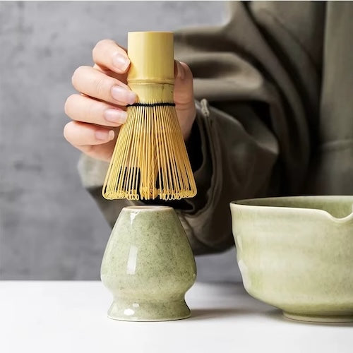 Meilleur kit matcha ZenMatchaTeaSet femme place le fouet sur le support