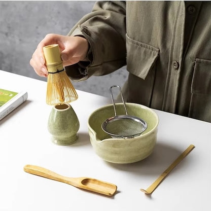 Meilleur kit matcha ZenMatchaTeaSet femme place le fouet sur le support