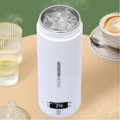 Mini bouilloire CompactExpress sur table avec verre de thé et tasse de café - Mon Univers Thé et Café