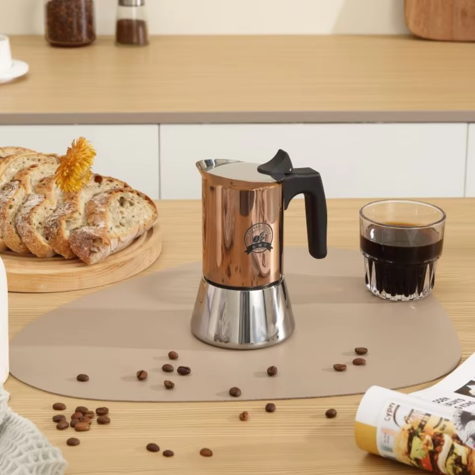 Moka espresso pot Premium Luxe sur table avec café