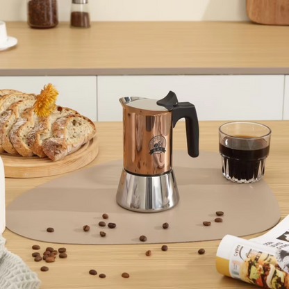 Moka espresso pot Premium Luxe sur table avec café