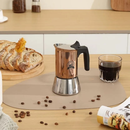 Moka espresso pot Premium Or Rose sur table avec pain