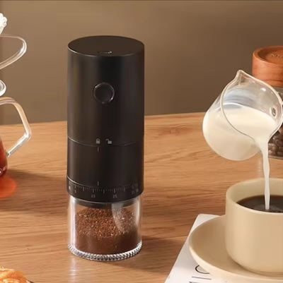 Moulin a cafe electrique FrindFow sur table avec café recevant lait