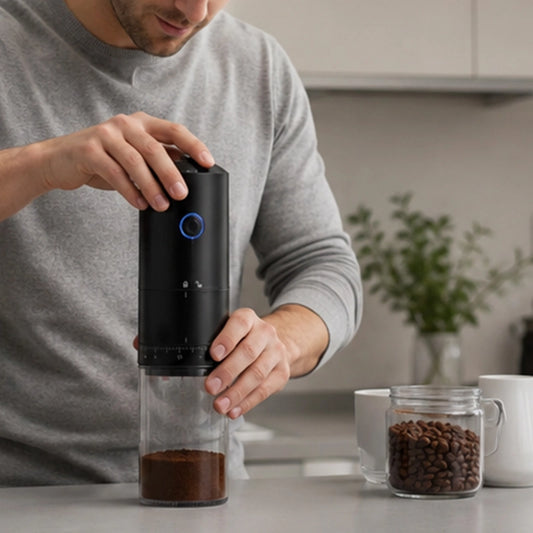 moulin a cafe electrique GrindFlow homme utilise le moulin