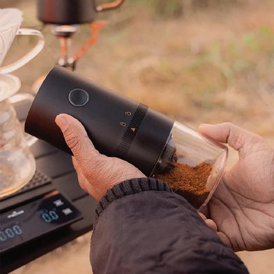 Moulin a cafe​ Precision Barista tenue en main