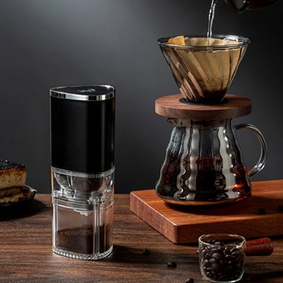 Moulin café électrique Arôme Parfait avec cafetière en action