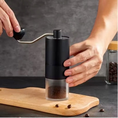 Moulin cafe Manual Ceramic homme manipule le moulin