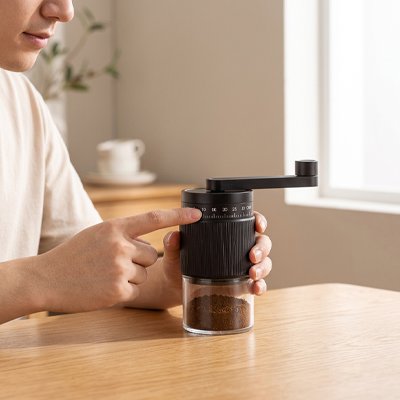 Moulin café manuel Arôme intense noir sur table