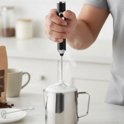 Mousseur à lait Cappuccino Pro dans pot de lait