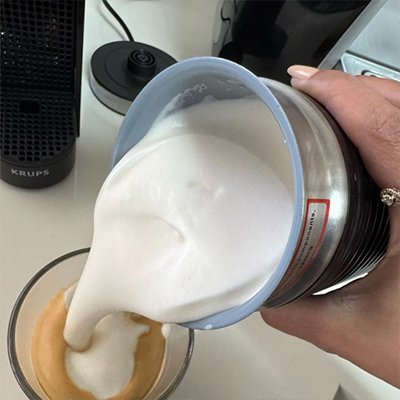 Mousseur à lait électrique Barista Perfection avec sa mousse