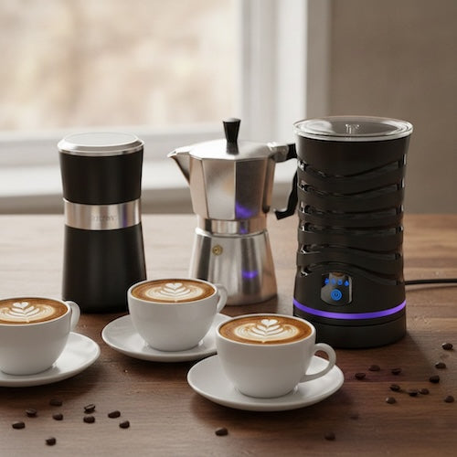 Mousseur à lait électrique Barista  Perfection sur table avec 3 cafés et une cafetière moka